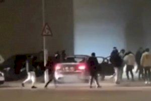 VÍDEO | Un cotxe fora de control atropella a diverses persones en una carrera il·legal a Castelló