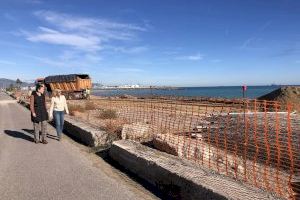 El Puerto inicia la aportación de la franja dunar de un kilómetro a la playa de Almassora