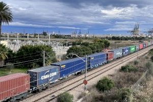 El tráfico de contenedores del Puerto de Valencia cae un 10% lastrado por la crisis económica