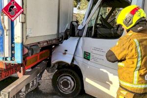 Un chófer queda atrapado al chocar dos camiones en Crevillent