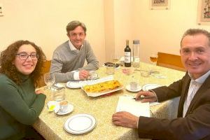 Un alcalde valenciano se auto invita a cenar para recoger las propuestas de sus vecinos