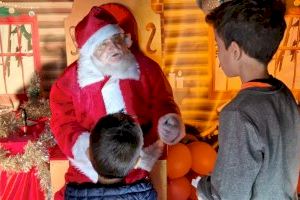 Papá Noel acerca la ilusión de la Navidad a los niños y niñas de Torrent