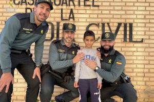 La Guardia Civil salva la vida a un niño de 6 años a punto de atragantarse con un caramelo en Bétera