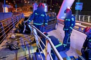 Un conductor ebrio se empotra contra un puente en Vinaròs en Nochebuena