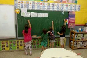 San Vicente concede más de un centenar de ayudas de material escolar y guarderías durante 2022 con un importe de 67 mil euros