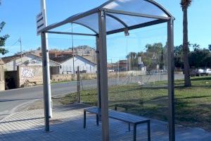 El Ayuntamiento dota de marquesinas nuevas a varias paradas de autobús de la Vila Joiosa