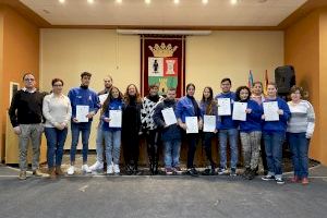 Un total de 10 jóvenes de Benifaió reciben su título de formación tras asistir durante el 2022 al taller “T’Avalem Benifaió s’activa”
