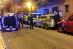 Un conductor bebido colisiona contra tres coches aparcados en Vila-real y vuelca la furgoneta