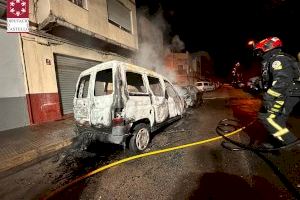 Un incendi devora tres vehicles estacionats a Borriana