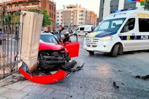 Un conductor begut i drogat es dóna a la fugida i s'estavella contra un hospital de Castelló