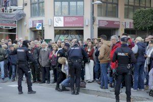 Alta tensión en la retirada de la Cruz del Ribalta de Castelló con empujones y amenazas de muerte