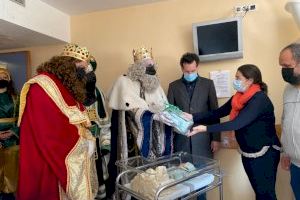 Los Reyes Magos visitan a los pacientes del Hospital Vega Baja para recoger sus deseos y entregarles regalos