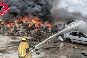Impresionante incendio en un desguace de coches en Crevillent
