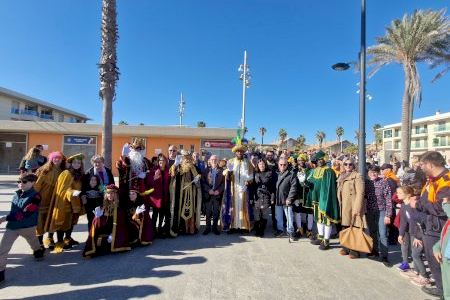 Los Reyes Magos desembarcan en Port Saplaya y visitan La Patacona antes de la cabalgata vespertina de Alboraya
