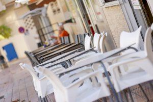 L’Alfàs inicia el año eximiendo a los hosteleros del pago del 1er trimestre de la tasa de mesas y sillas