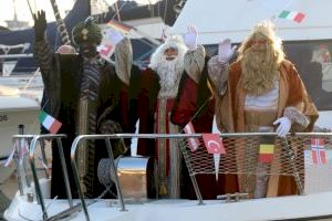 Los Reyes Magos llegaron por mar a El Campello y recorrieron en cabalgata buena parte del pueblo hasta la entrega de regalos