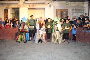 Los Reyes Magos llegan a Nules ante la mirada de ilusión de centenares de niños