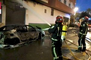 Arde un coche en plena calle en Almassora