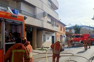 Un incendi d'Atzeneta d'Albaida obliga a confinar un bloc de pisos