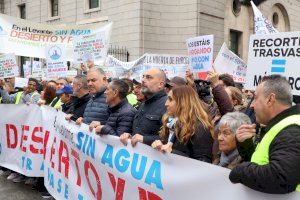 Regantes, agricultores y políticos de la Comunitat se concentran en Madrid en defensa del Tajo-Segura
