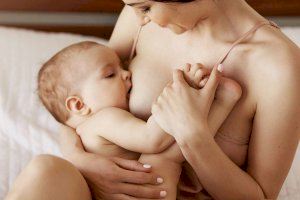 Las posturas que los fisioterapeutas recomiendan para evitar lesiones con la lactancia materna