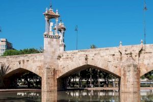 El Ayuntamiento de València licita la limpieza y mantenimiento de 500 elementos culturales y de los 5 puentes históricos