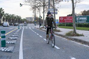 València pone en funcionamiento el nuevo carril bici y la acera recuperada en Hermanos Machado