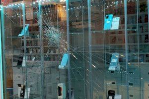 Un Guardia Civil fuera de servicio frustra un intento de robo en una tienda de móviles de Almassora