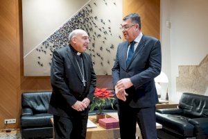 El Arzobispo Enrique Benavent, recibido por el presidente de Les Corts Valencianes