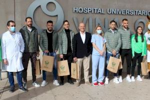 El Elche CF visita la planta de pediatría del Hospital Universitario del Vinalopó