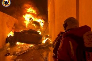 El fuego arrasa una empresa maderera de Quart de Poblet