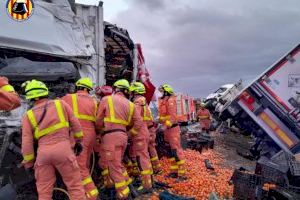 Fallece un hombre tras un brutal accidente entre dos camiones en la A-35 en Vallada