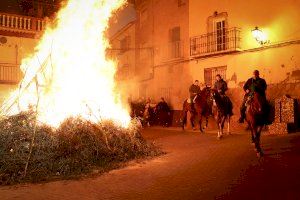 Artesa celebra Sant Antoni con el tradicional encendido de la hoguera y reparto de rollos