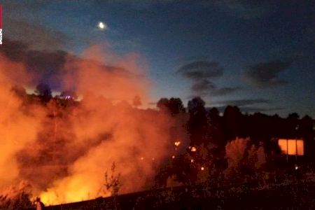 VÍDEO | Els bombers controlen un incendi enfront de la carretera de l'Alcora