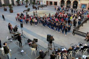 Los escolares de Nules inauguran las VI Jornadas Educativas con danzas y música