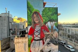 El mural gigante de "Caperucita y el lobo" fascina a Gandia