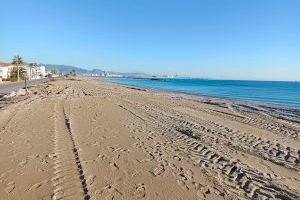 El port conclou la primera aportació d’arena a la platja d’Almassora