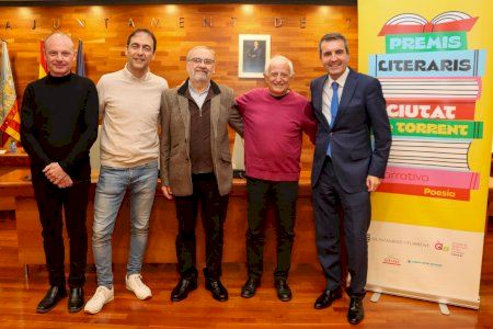 Els ‘Premis Literaris Ciutat de Torrent’ reconeixen el talent de Carles Mulet i Vicent Sanhermelando