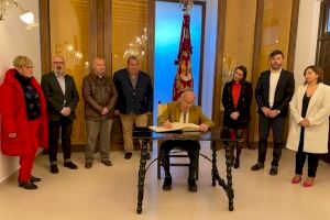 El Premio Nobel Roald Hoffmann visita Orihuela y firma en su Libro de Honores