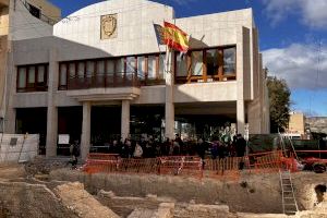 22 componentes del Instituto de Arqueología y Patrimonio Histórico de la UA visitan los hallazgos arqueológicos de la plaça de Baix