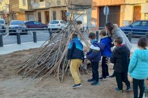 El alumnado de Almassora deposita la leña y visita a Sant Antoni