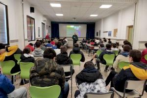 La Guardia Civil imparte una charla preventiva a los alumnos de la EFA La Malvesía sobre ciberacoso y drogas