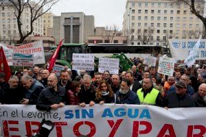 Una representación de LA UNIÓ se concentra hoy ante el palacio de la Moncloa en Madrid en defensa del trasvase Tajo-Segura