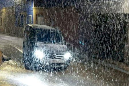 VÍDEO | La neu obliga a activar l'alerta en la Comunitat Valenciana després de complicar el trànsit en alguns punts