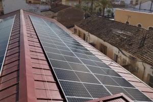 L’Ajuntament de l’Alcúdia de Crespins instal·la plaques solars al sostre de la Casa de la Cultura