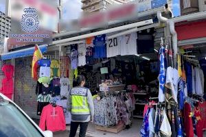 Detenidas varias personas en Benidorm por la venta de ropa, complementos, relojes y objetos de informática falsificados