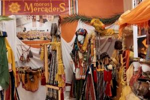 Las compañías Moros Mercaders y Marinos protagonizan el espacio de los cuarteles en la exposición “Música, pólvora i desembarc” de la Vila