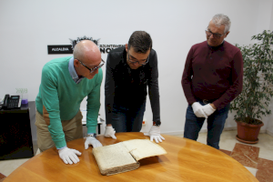 Novelda incorpora a su archivo documental un libro de protocolo notarial de 1743