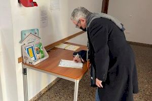 Los pacientes de un centro de salud de Castellón solicitan cita previa apuntándose ellos mismos en un papel