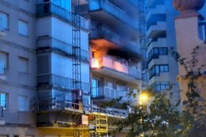 Una vecina huye por un andamio en el incendio de un bloque de pisos de Sueca